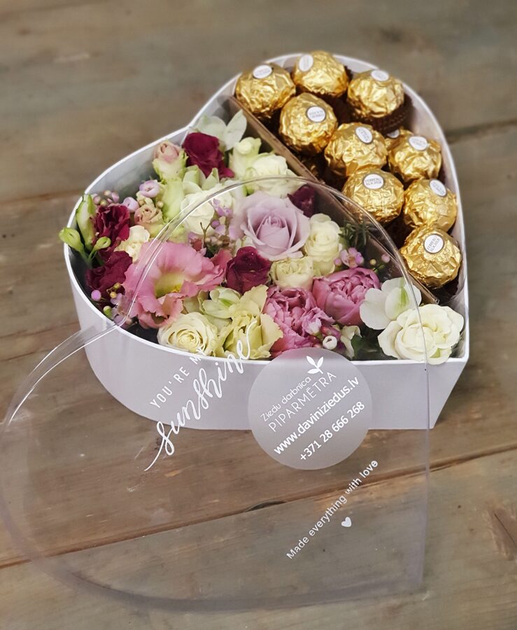 Mazā ziedu kaste sirds ar konfektēm Ferrero Rocher