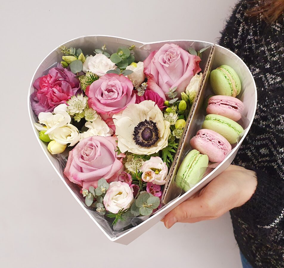 Ziedu kaste sirds rozā/zaļos toņos ar makarūniem.