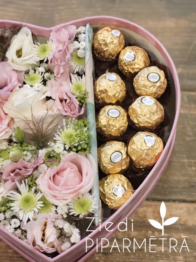 Ziedu kaste sirds ar konfektēm Ferrero Rocher nr 2