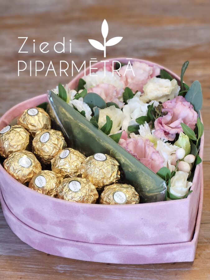 Ziedu kaste sirds ar konfektēm Ferrero Rocher