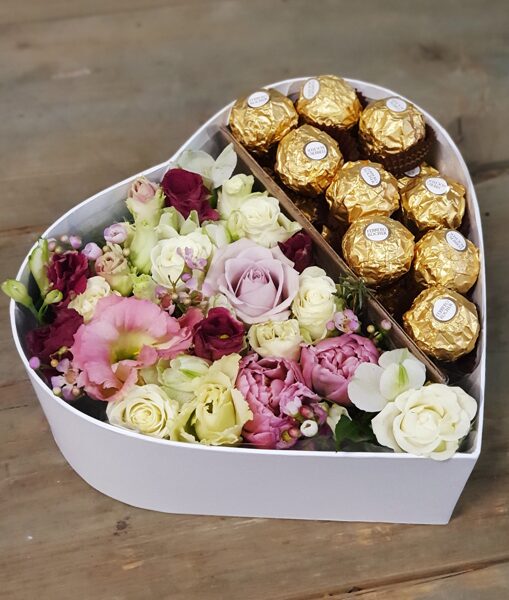 Mazā ziedu kaste sirds ar konfektēm Ferrero Rocher