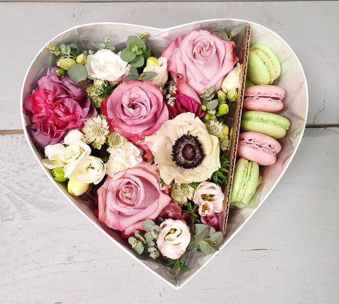 Ziedu kaste sirds rozā/zaļos toņos ar makarūniem.