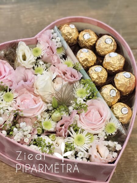 Ziedu kaste sirds ar konfektēm Ferrero Rocher nr 2